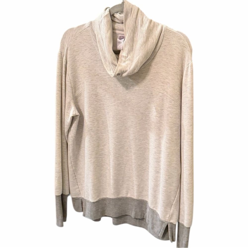 Te Verde Women's Cowl Neck Sweater in Cream and Gray